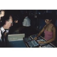 Visite d'une boutique de bijoux perliers par les membres de la commission de la Défense nationale lors de leur voyage en Polynésie française.