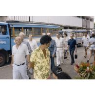 Déplacement dans une rue de Papeete des membres de la commission de la Défense nationale lors de leur visite en Polynésie française.