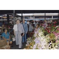 Visite du marché sous halle de Papeete par les membres de la commission de la Défense nationale lors de leur voyage en Polynésie française.
