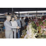 Visite du marché sous halle de Papeete par les membres de la commission de la Défense nationale lors de leur voyage en Polynésie française.
