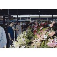 Visite du marché sous halle de Papeete par les membres de la commission de la Défense nationale lors de leur voyage en Polynésie française.