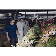Visite du marché sous halle de Papeete par les membres de la commission de la Défense nationale lors de leur voyage en Polynésie française.
