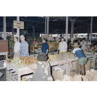 Visite du marché sous halle de Papeete par les membres de la commission de la Défense nationale lors de leur voyage en Polynésie française.