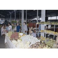 Visite du marché sous halle de Papeete par les membres de la commission de la Défense nationale lors de leur voyage en Polynésie française.