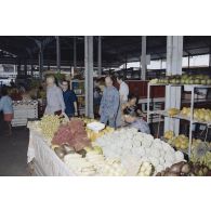 Visite du marché sous halle de Papeete par les membres de la commission de la Défense nationale lors de leur voyage en Polynésie française.