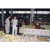 Visite du marché sous halle de Papeete par les membres de la commission de la Défense nationale lors de leur voyage en Polynésie française.