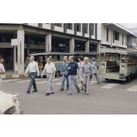 Déplacement dans une rue de Papeete des membres de la commission de la Défense nationale lors de leur visite en Polynésie française.