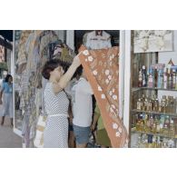 Visite d'une boutique par Marie-Thérèse Patrat, députée du Rhône et secrétaire de la commission de la Défense nationale, lors de son voyage en Polynésie française.