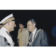 Arrivée à Tahiti-Faaa. Accueil de Jacques Huyghues des Etages, député de la Nièvre, vice-président de la commission de la Défense nationale, lors de sa visite en Polynésie française, par le vice-amiral Jacques Choupin, commandant supérieur des forces armées en Polynésie française et du centre d'expérimentations du Pacifique (CEP) en zone maritime du Pacifique.