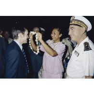 Arrivée à Tahiti-Faaa. Accueil de Guy Chauveau, député de la Sarthe, membre de la commission de la Défense nationale, lors de sa visite en Polynésie française, par le vice-amiral Jacques Choupin, commandant supérieur des forces armées en Polynésie française et du centre d'expérimentations du Pacifique (CEP) en zone maritime du Pacifique.