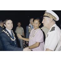Arrivée à Tahiti-Faaa. Accueil de Guy Chauveau, député de la Sarthe, membre de la commission de la Défense nationale, lors de sa visite en Polynésie française, par le vice-amiral Jacques Choupin, commandant supérieur des forces armées en Polynésie française et du centre d'expérimentations du Pacifique (CEP) en zone maritime du Pacifique.