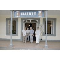 Jean Juventin, député maire de Papeete, devant la mairie avec les membres de la commission de la Défense nationale lors de leur visite en Polynésie française.