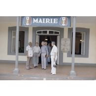 Jean Juventin, député maire de Papeete, devant la mairie avec les membres de la commission de la Défense nationale lors de leur visite en Polynésie française.