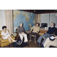 Entretien des membres de la commission de la Défense nationale avec Frantz Vanizette, président de l'Assemblée territoriale de Polynésie française, lors de leur visite.