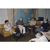 Entretien des membres de la commission de la Défense nationale avec Frantz Vanizette, président de l'Assemblée territoriale de Polynésie française, lors de leur visite.