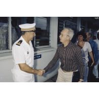 Arrivée à la direction des constructions et armes navales (DCAN) des membres de la commission de la Défense nationale. Accueil par l'ingénieur en chef de l’armement (ICA) Duval qui salue Louis Darinot, député de la Manche et président de la commission.