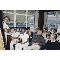 Arrivée à la direction des constructions et armes navales (DCAN) des membres de la commission de la Défense nationale. Briefing par l'ingénieur en chef de l’armement (ICA) Duval.