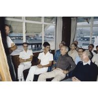 Arrivée à la direction des constructions et armes navales (DCAN) des membres de la commission de la Défense nationale. Briefing par l'ingénieur en chef de l’armement (ICA) Duval.