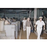 Arrivée à la direction des constructions et armes navales (DCAN) des membres de la commission de la Défense nationale. Visite d'atelier avec l'ingénieur en chef de l’armement (ICA) Duval.
