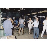 Arrivée à la direction des constructions et armes navales (DCAN) des membres de la commission de la Défense nationale. Visite d'atelier.