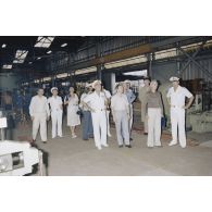 Arrivée à la direction des constructions et armes navales (DCAN) des membres de la commission de la Défense nationale. Visite d'atelier avec l'ingénieur en chef de l’armement (ICA) Duval.