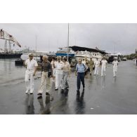 Visite à la direction des constructions et armes navales (DCAN) des membres de la commission de la Défense nationale. Accueil par l'ingénieur en chef de l’armement (ICA) Duval. Déplacement sur les quais du port.