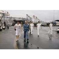 Visite à la direction des constructions et armes navales (DCAN) des membres de la commission de la Défense nationale. Déplacement sur les quais du port.