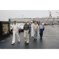Visite à la direction des constructions et armes navales (DCAN) des membres de la commission de la Défense nationale. Accueil par l'ingénieur en chef de l’armement (ICA) Duval. Déplacement sur les quais du port.