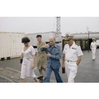 Visite à la direction des constructions et armes navales (DCAN) des membres de la commission de la Défense nationale. Déplacement sur les quais du port.