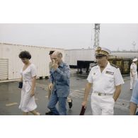 Visite à la direction des constructions et armes navales (DCAN) des membres de la commission de la Défense nationale. Déplacement sur les quais du port.