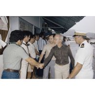 Arrivée à la direction des constructions et armes navales (DCAN) des membres de la commission de la Défense nationale. Présentation de personnels par l'ingénieur en chef de l’armement (ICA) Duval.