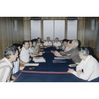 Arrivée à la direction des constructions et armes navales (DCAN) des membres de la commission de la Défense nationale. Réunion avec des représentants de différentes catégories de personnels DCAN.