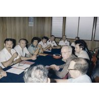 Arrivée à la direction des constructions et armes navales (DCAN) des membres de la commission de la Défense nationale. Réunion avec des représentants de différentes catégories de personnels DCAN.