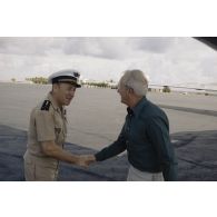 Arrivée à Hao de la commission de la Défense nationale. Accueil par le général de corps aérien Michel Rouyer, directeur des centres d'expérimentations nucléaires (DIRCEN), de Louis Darinot, député de la Manche, président de la commission.