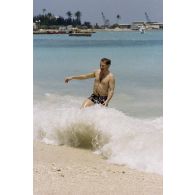 Baignade à Moruroa (Mururoa) de membres de la délégation de la commission de la Défense nationale : Yves Gutmann-Lajeunesse, administrateur à l'Assemblée nationale.