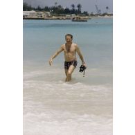 Baignade à Moruroa (Mururoa) de membres de la délégation de la commission de la Défense nationale : Yves Gutmann-Lajeunesse, administrateur à l'Assemblée nationale.