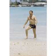 Baignade à Moruroa (Mururoa) de membres de la délégation de la commission de la Défense nationale : Yves Gutmann-Lajeunesse, administrateur à l'Assemblée nationale.