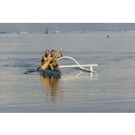 Le général de corps aérien Michel Rouyer, directeur des centres d'expérimentations nucléaires (DIRCEN), et le capitaine Gagniou, son chef de cabinet, à bord d'une pirogue à balancier.