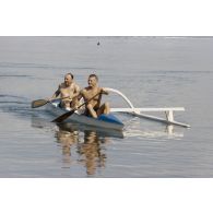 Le général de corps aérien Michel Rouyer, directeur des centres d'expérimentations nucléaires (DIRCEN), et le capitaine Gagniou, son chef de cabinet, à bord d'une pirogue à balancier.