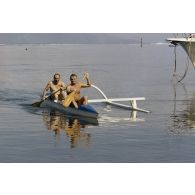 Le général de corps aérien Michel Rouyer, directeur des centres d'expérimentations nucléaires (DIRCEN), et le capitaine Gagniou, son chef de cabinet, à bord d'une pirogue à balancier.