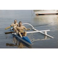 Le général de corps aérien Michel Rouyer, directeur des centres d'expérimentations nucléaires (DIRCEN), et le capitaine Gagniou, son chef de cabinet, à bord d'une pirogue à balancier.