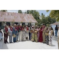 Photographie de groupe au village d'Otepa à Hao avec les habitants des membres de la commission de la Défense nationale en visite en Polynésie française.