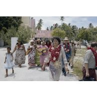 Départ en musique du village d'Otepa à Hao des membres de la commission de la Défense nationale en visite en Polynésie française. Marie-Thérèse Patrat, député du Rhône et secrétaire de la commission, et Charles Deprez, député des Hauts-de-Seine.