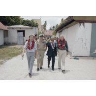 Départ du village d'Otepa à Hao des membres de la commission de la Défense nationale en visite en Polynésie française accompagnés du général de corps d’armée aérienne Michel Rouyer, directeur des centres d'expérimentations nucléaires (DIRCEN).