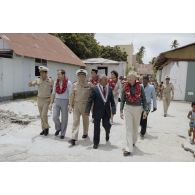 Départ du village d'Otepa à Hao des membres de la commission de la Défense nationale en visite en Polynésie française accompagnés du général de corps d’armée aérienne Michel Rouyer, directeur des centres d'expérimentations nucléaires (DIRCEN).