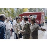 Accueil à l'hôpital de Moruroa des membres de la commission de la Défense nationale en visite en Polynésie française accompagnés du vice-amiral Jacques Choupin, commandant le Centre d'expérimentations du Pacifique (CEP).