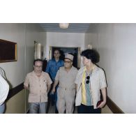 Visite de la pharmacie de l'hôpital de la base vie de Moruroa (Mururoa) par les membres de la commission de la Défense nationale.