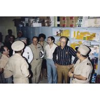 Visite de la pharmacie de l'hôpital de la base vie de Moruroa (Mururoa) par les membres de la commission de la Défense nationale accompagnés du général de corps d’armée aérienne Michel Rouyer, directeur des centres d'expérimentations nucléaires (DIRCEN).