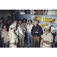 Visite de la pharmacie de l'hôpital de la base vie de Moruroa (Mururoa) par les membres de la commission de la Défense nationale accompagnés du général de corps d’armée aérienne Michel Rouyer, directeur des centres d'expérimentations nucléaires (DIRCEN).