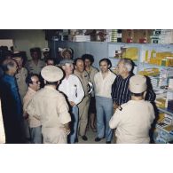 Visite de la pharmacie de l'hôpital de la base vie de Moruroa (Mururoa) par les membres de la commission de la Défense nationale accompagnés du général de corps d’armée aérienne Michel Rouyer, directeur des centres d'expérimentations nucléaires (DIRCEN).